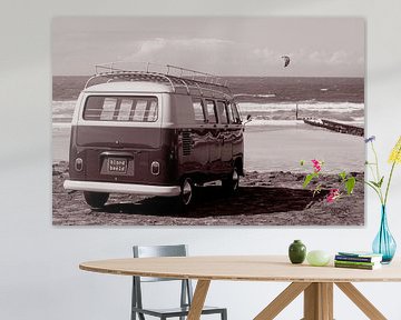 Ambiance de plage avec un bus Vw, un surfeur et la mer. sur Blond Beeld