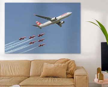 Swiss Airbus A330 samen met de Patrouille de Suisse.