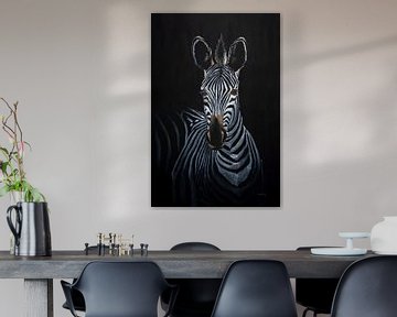 Zebra op donkere achtergrond in olieverf van Cynthia Verbruggen