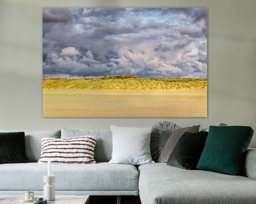 Verlaten strand met imposante wolkenlucht van Lisette Rijkers