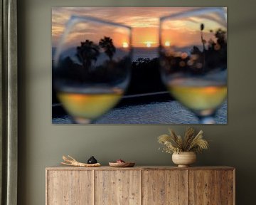 Proostende wijnglazen met zonsondergang boven de zee en zwembad van Studio LE-gals