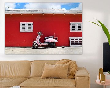 Roze Vespa scooter geparkeerd voor felrode muur in de zon van Studio LE-gals