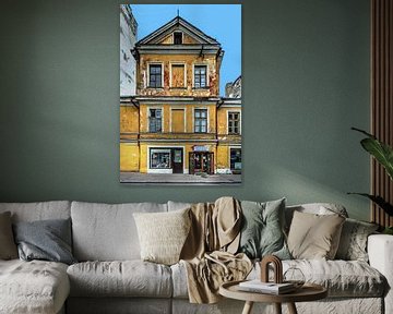Gelbes, baufälliges Schaufenster in Tallinn, Estland von Mike Bing