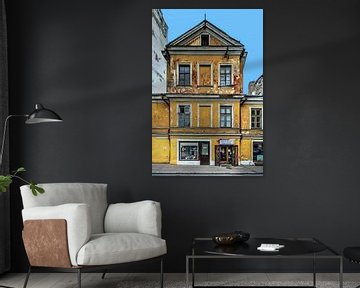 Gelbes, baufälliges Schaufenster in Tallinn, Estland von Mike Bing