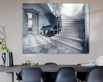 Klavier in einem schönen, baufälligen französischen Saal von Chantal Golsteijn