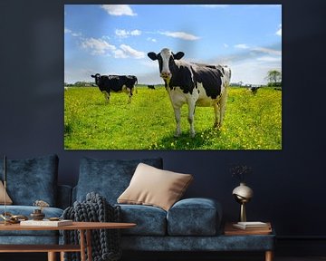 Vaches dans un pré avec de l'herbe fraîche et verte et des fleurs sauvages de bouton d'or. sur Sjoerd van der Wal Photographie