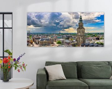Panoramablick auf die Skyline von Groningen mit einem dramatischen Himmel darüber von Sjoerd van der Wal Fotografie