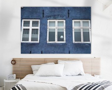 Blaues Haus mit weißen Fenstern, dänische Architektur von Karijn | Fine art Natuur en Reis Fotografie