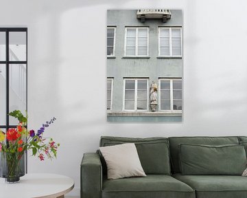 Groene pastelkleur gebouw met witte ramen met wit beeld van Karijn | Fine art Natuur en Reis Fotografie