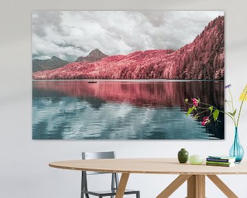 Infrarood landschap van meer bij Alpen met reflectie in water en symmetrie. van Hidden Light Gallery