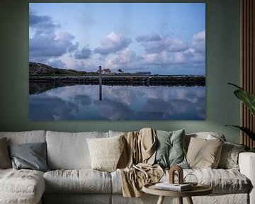 Nuages bleu-gris dans le port de Terschelling sur Gijs Beckman